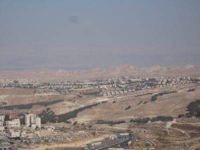 Bild vom Mount of Olives auf Ramallah und die Westbank mit dem Toten Meer in der Ferne