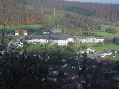 das Krankenhaus, rechts das Wohnheim